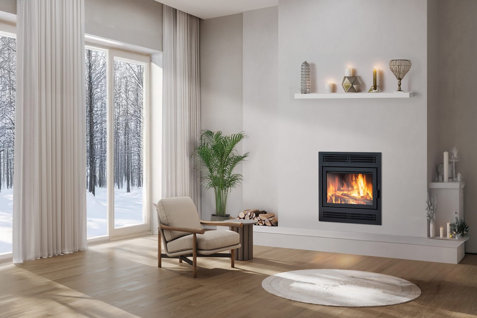 Un foyer Astra 38 traditionnel dans un manteau de plâtre blanc sous une tablette décorée, fauteuil et palmier en pot, forêt enneigée par les fenêtres