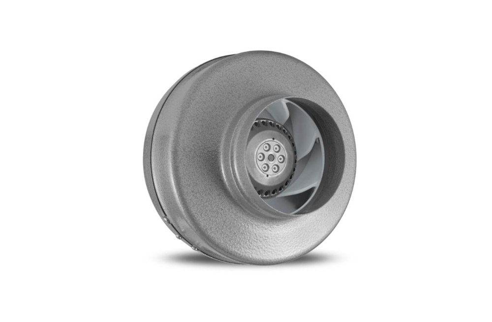 Le ventilateur du système d’air chaud : une turbine en ligne grise, vue de trois quarts