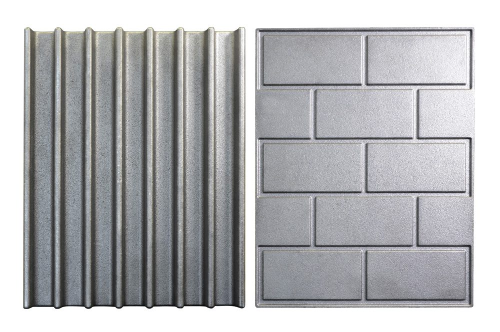 Les deux faces d'un panneau de fonte réversible : un motif de brique et un motif lisse cannelé