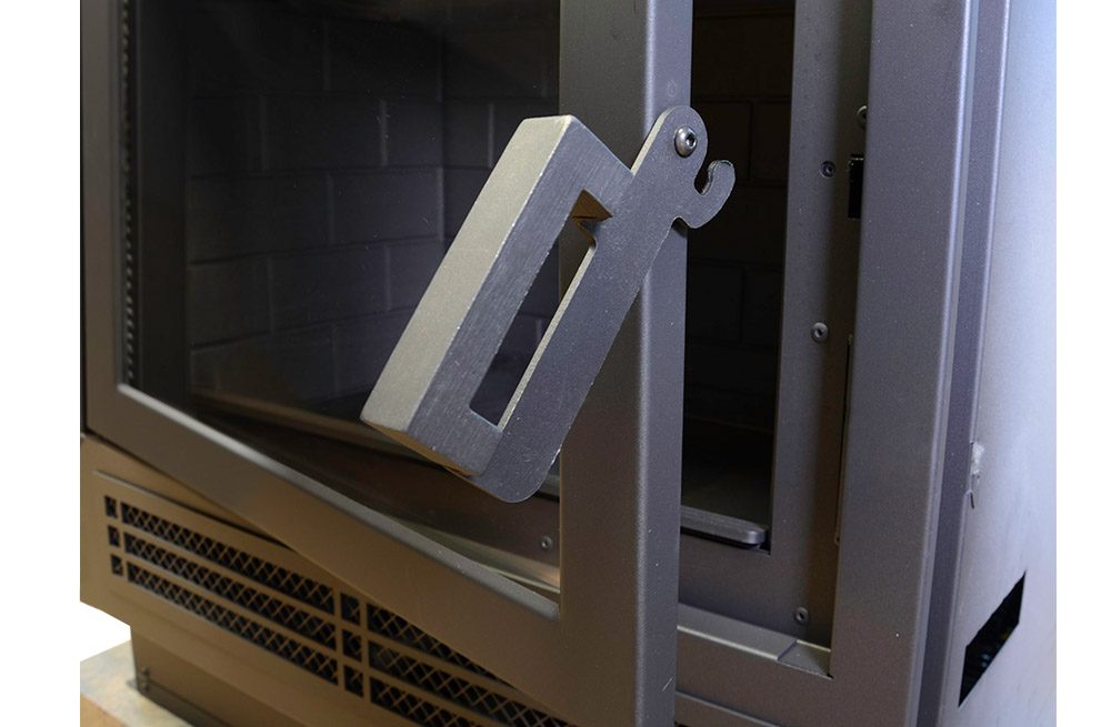 La poignée de porte en acier, vue de près sur la porte vitrée du foyer