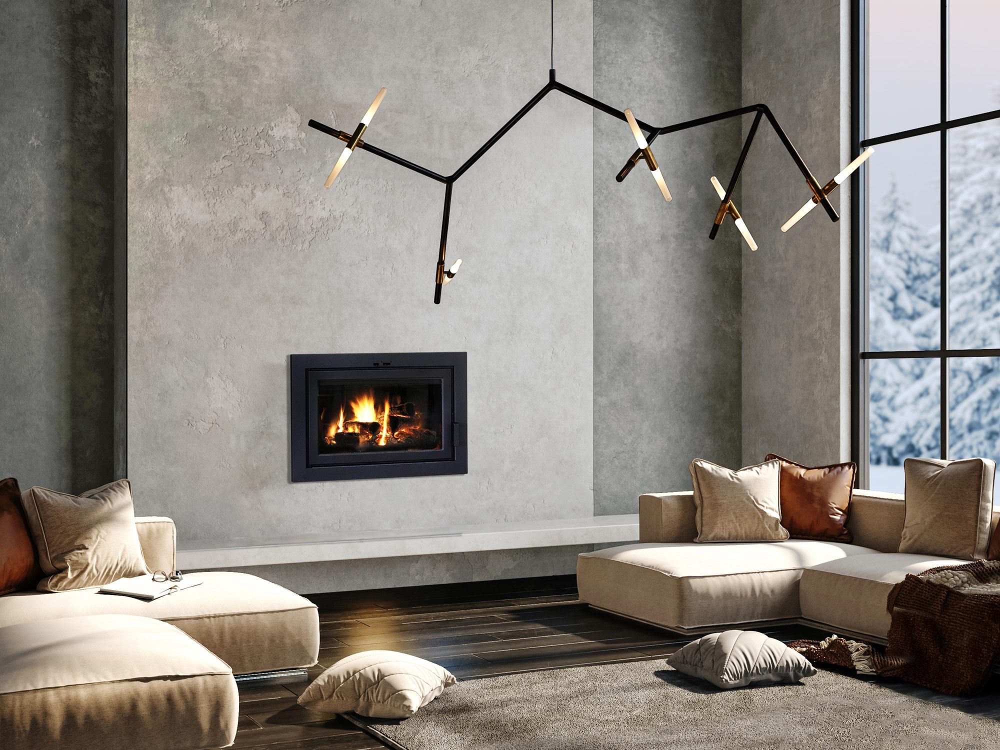 Un foyer Astra 24 contemporain encastré dans un mur de béton, un lustre en branches noires au-dessus du salon, la neige derrière les fenêtres